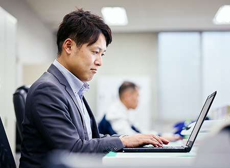 お客様へ提案書を作成している様子