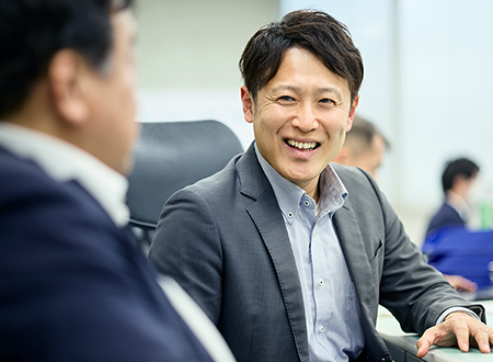 社内で円滑にコミュニケーションを取る様子
